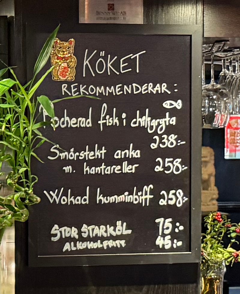 Tavlan Köket rekommenderar: pocherad fisk i chiligryta 238 kr, smörstekt anka med kantareller 258 kr, wokad kumminbiff 258 kr, stor starköl 75 kr, alkoholfritt 45 kr